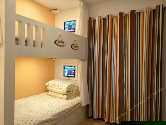 特色男生四人床位间