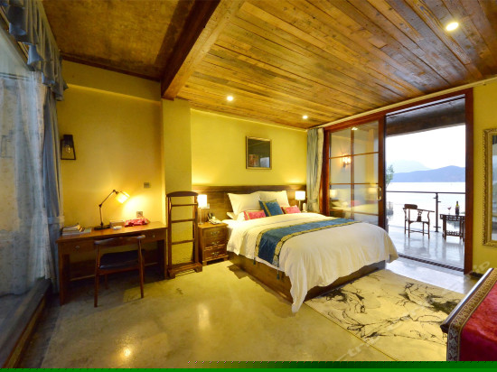 暖阳泸沽湖景贵宾房