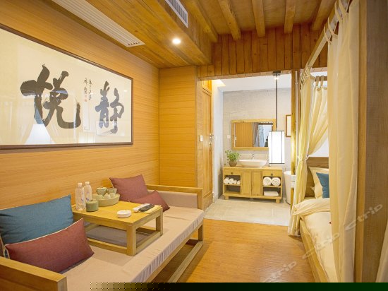 静听豪华浴缸大床房