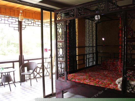 临江大阳台明清大床观景房（泥巴屋）