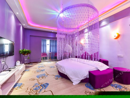 玫瑰假日主题圆床房