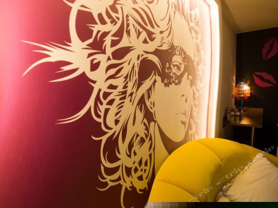 普罗旺斯圆床房