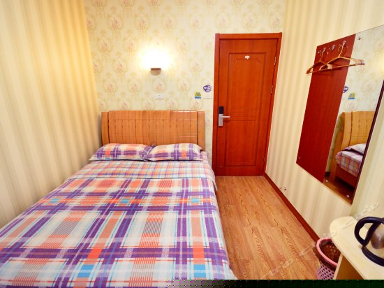 温馨舒适电脑房