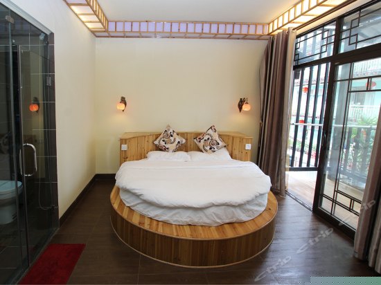 阳台蜜月圆床房