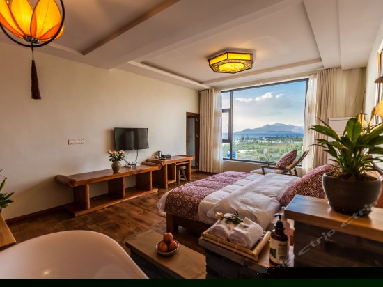 原创民族风情海景大床房