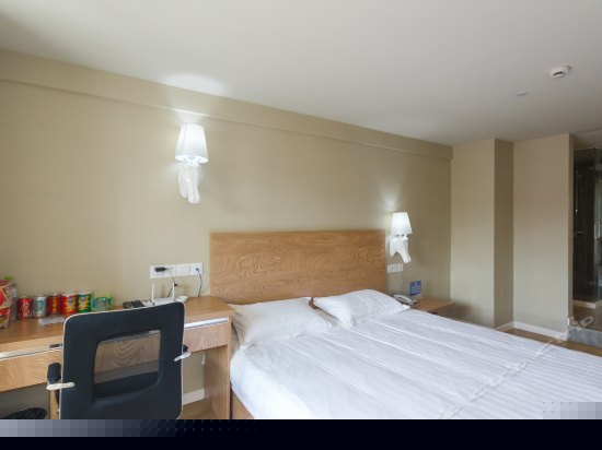 阳光豪华大床房