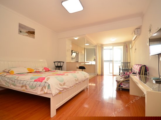 现代简约大床房