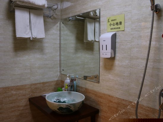 花园温馨大床房