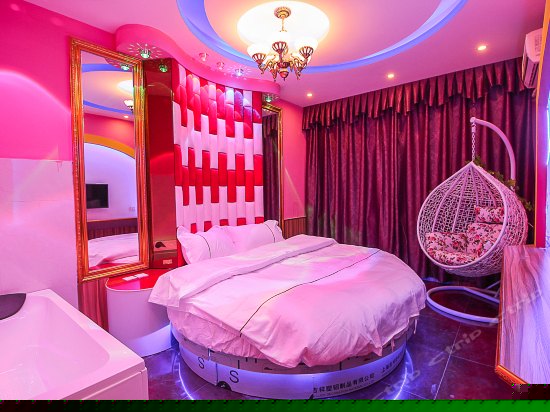 情侣浴缸圆床房