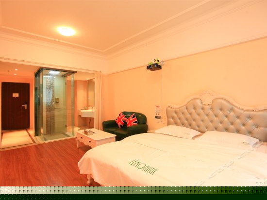 现代简约大床房