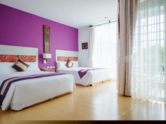 市景阳台四人房