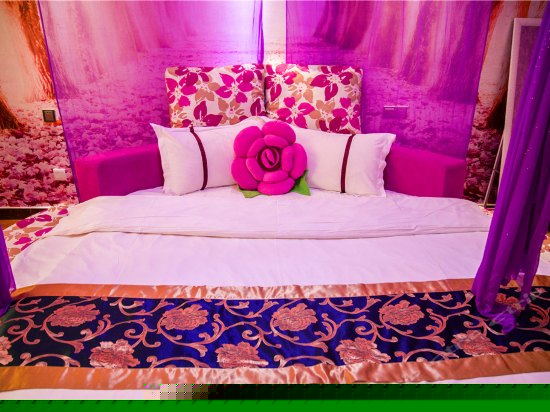 温馨情侣圆床房