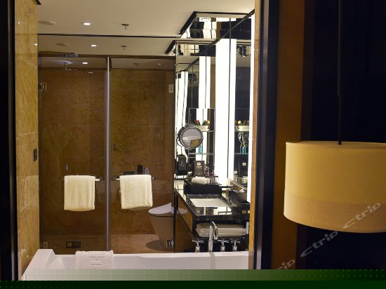 豪华城景大床房