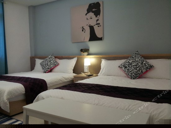 现代风双大床双人房