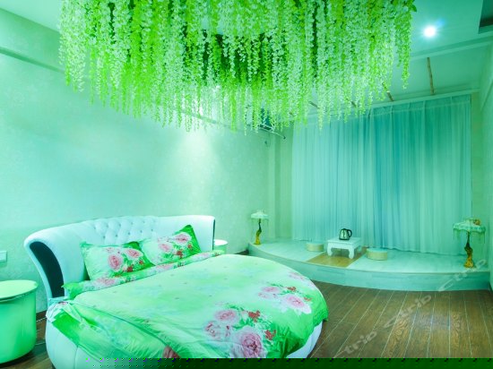 在云端系列圆床房