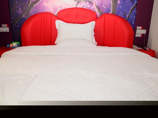 情侣圆床房
