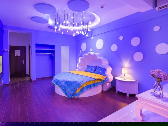 在云端系列圆床房