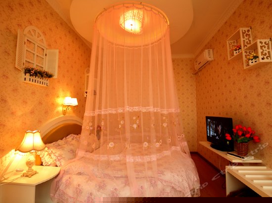 浪漫主题情侣圆床房