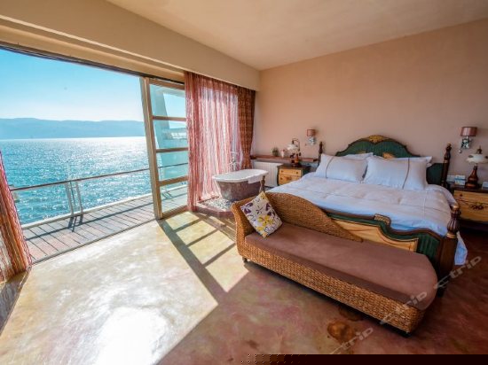 270°豪华海景泰式303号大床房