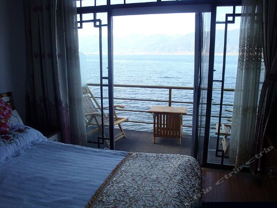 二楼正面临海带阳台海景大床间