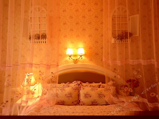 浪漫主题情侣圆床房