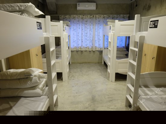 男生六人间(床位房)