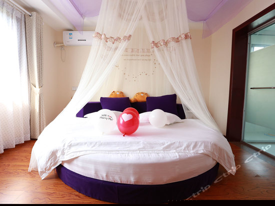 年轮主题圆床房