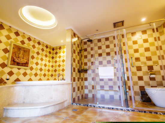 五星圆床风情浴缸房