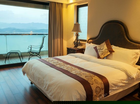 豪华湖景大床房