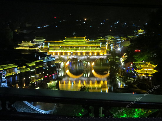 江景蜜月圆床房