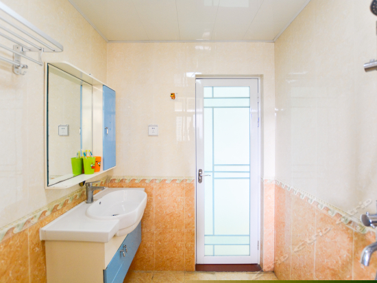 温馨三室一厅套房