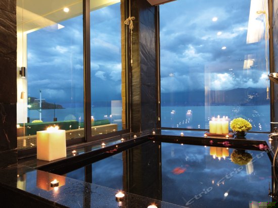 至尊蜜月海景大床房