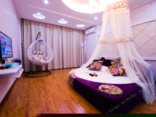 心花路放主题圆床房