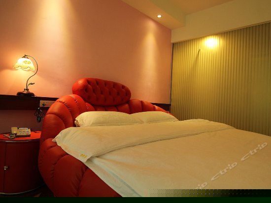 豪华蜜月圆床房