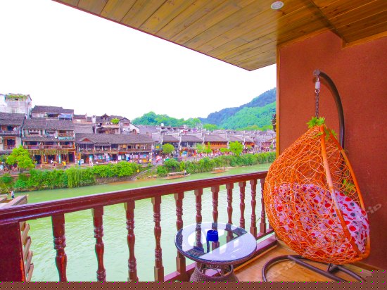 江景阳台圆床房