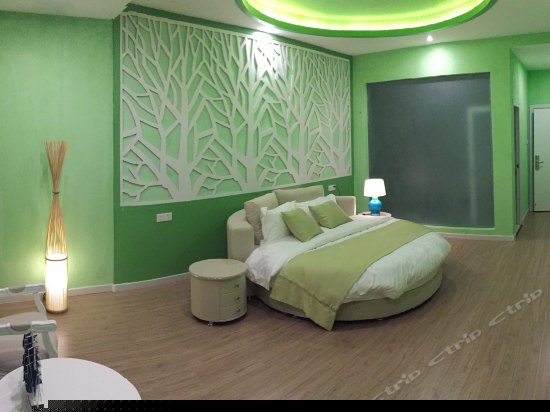 绿野仙踪圆床房