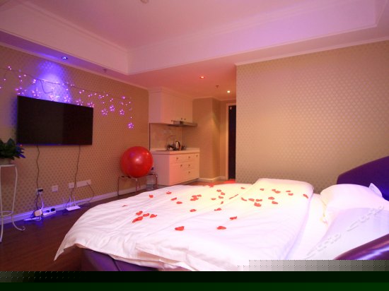 紫色海景电动圆床房