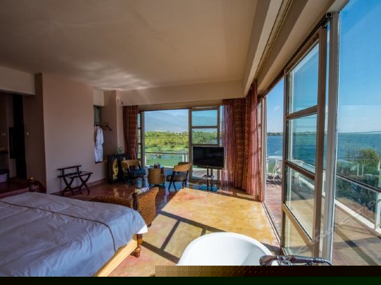 270°豪华海景泰式303号大床房