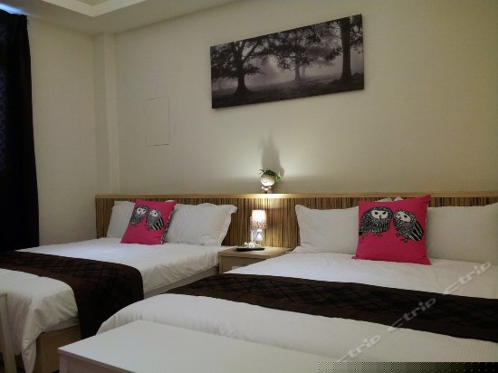 现代风双大床双人房