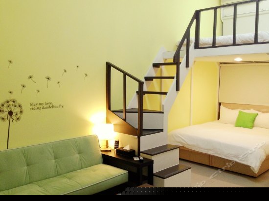 乡村风格温馨四人房