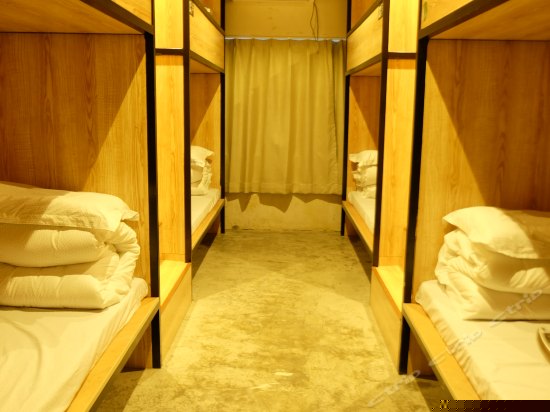 男女混合八人间(床位房)