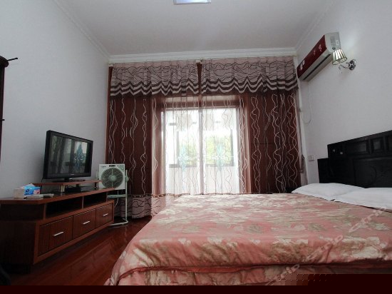 豪华红木大床房