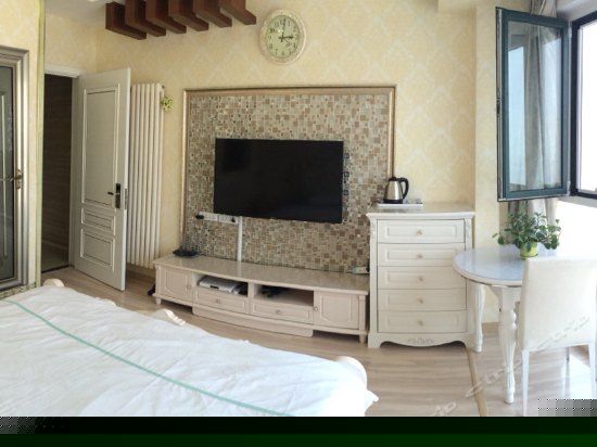 豪华飘窗观海大床房