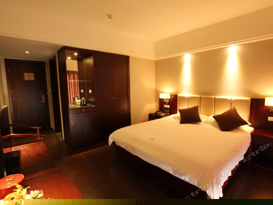 阅山阳台大床房