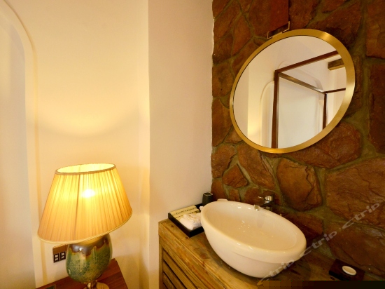 一楼侧海景大床房