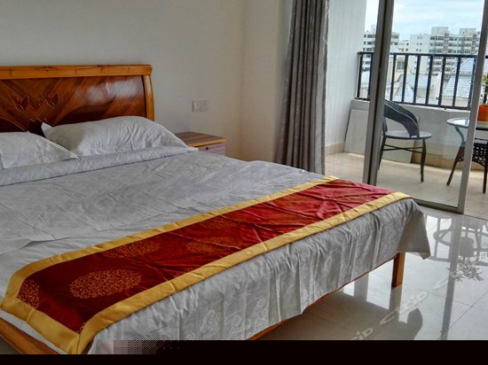 公寓一室一厅阳台大床房