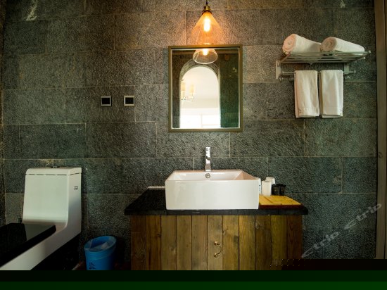 正面270°临水复式阳台海景大床房