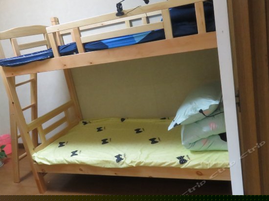 男生江景兄弟伙四人床位间