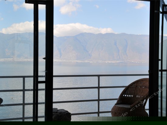 二楼侧面临海海景大床间