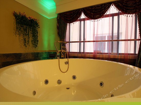 贵妃浴缸冲浪房